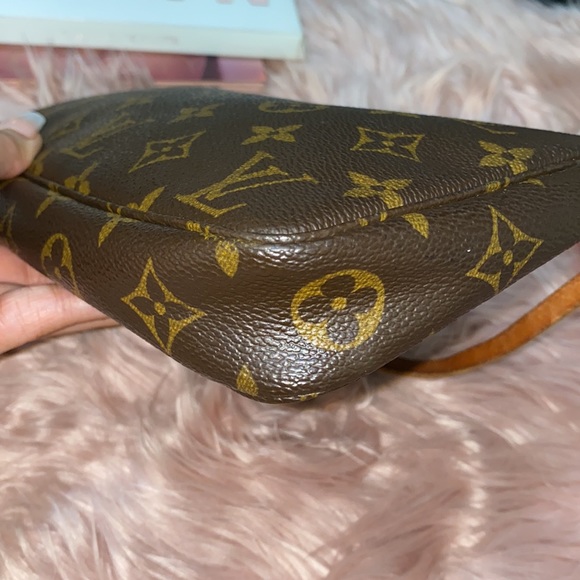 9️⃣5️⃣0️⃣Authentic Louis Vuitton Monogram Accessoires Pochette - Picture 6 of 12